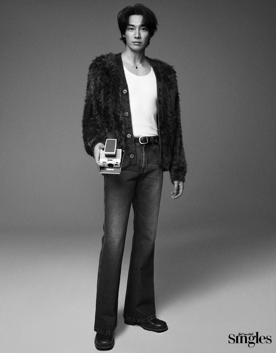 김영광이 렉토의 슬리브리스 톱, 아크네 스튜디오의 카디건, 아미의 팬츠, 더블알엘의 벨트, 아워레가시의 슈즈를 착용하고 촬영한 싱글즈 화보